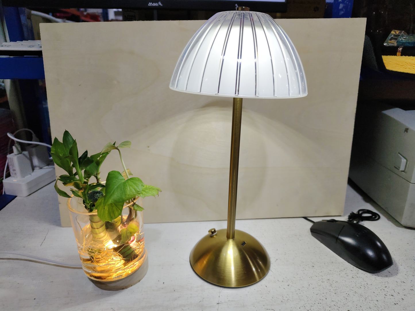 Lámpara de Mesa Élan – Diseño Moderno con Base Dorada