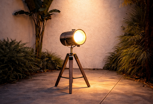 Lámpara de Pie Aurora – Trípode Vintage con Luz Cálida